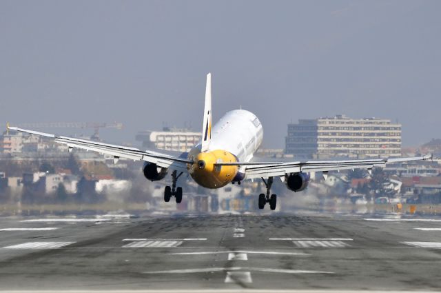 Airbus A321 (G-OZBE)