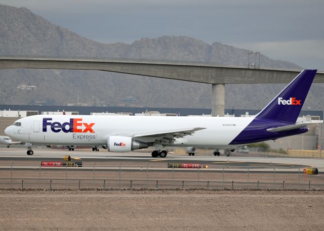 BOEING 767-300 (N124FE)