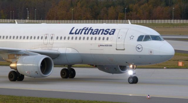 Airbus A320 (D-AIZG) - Lufthansa's A320 DAIZG taxiing on 07L/25R