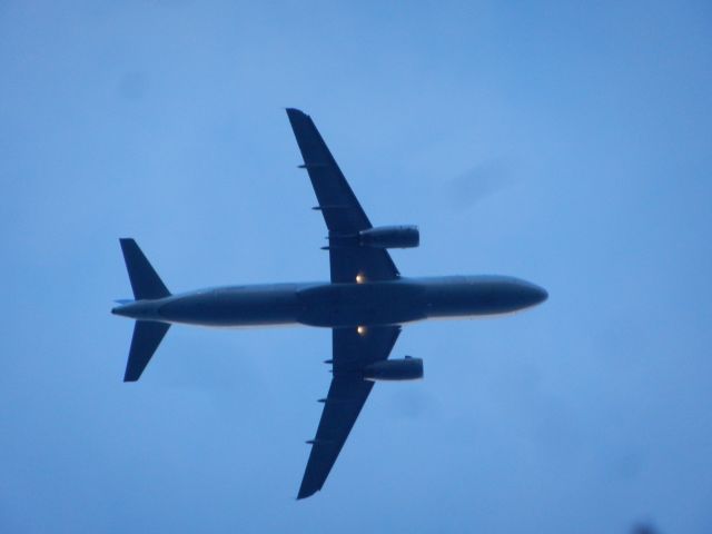 Airbus A320 (N470UA) - A United Airlines Airbus A320 Flies Overhead To Land At Dulles Int Airport