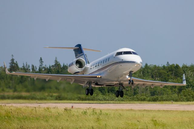 Canadair Challenger (N814PS)