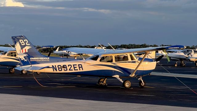 Cessna Skyhawk (N892ER)