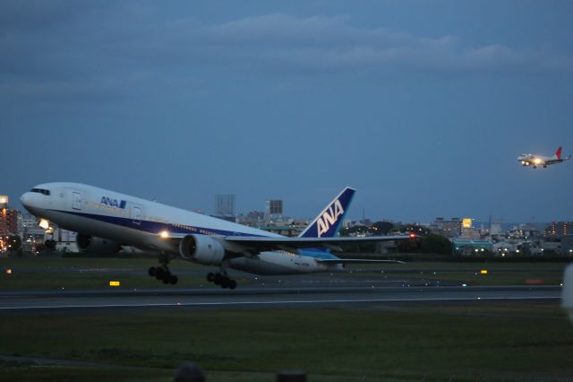Boeing 777-200 (JA701A)