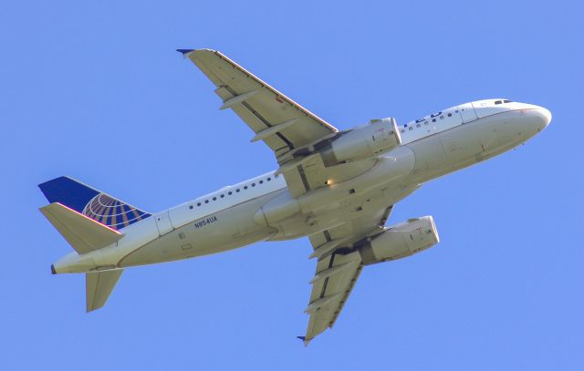 Airbus A319 (N854UA) - Off to Denver