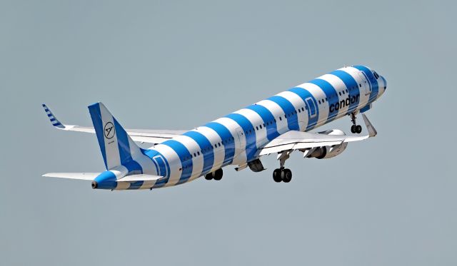 D-ATCF — - take off at DUS/EDDL with new stripes design 22. jun 2022