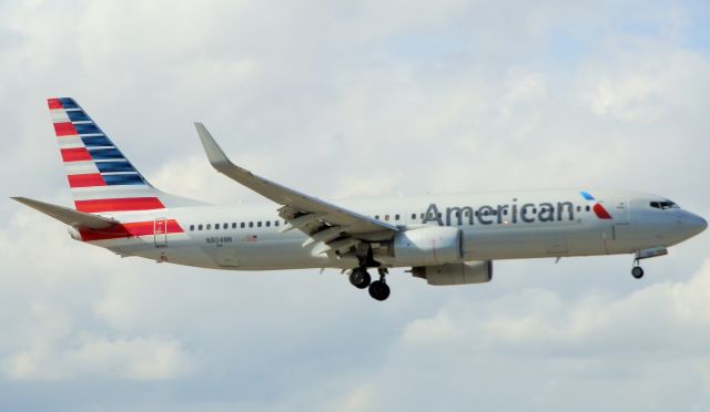 Boeing 737-800 (N804NN)