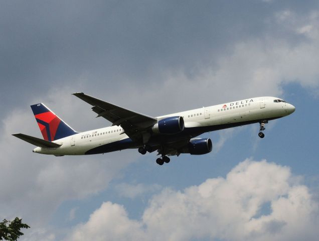 Boeing 757-200 (N633DL) - KJFK Runway 13L