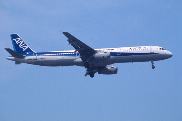 Airbus A321 (JA106A) - Final Approach to Tokyo-Haneda Intl Airport Rwy16L on 2000/07/17