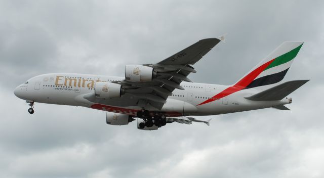 Airbus A380-800 (A6-EDU) - Heathrow Arrivals 27R