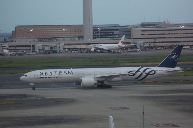 BOEING 777-300ER (F-GZNE)