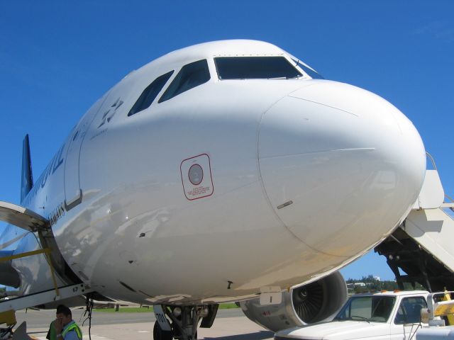 Airbus A319 (N701) - Boarding the all white Star Alliance A319 in Punta Cana.