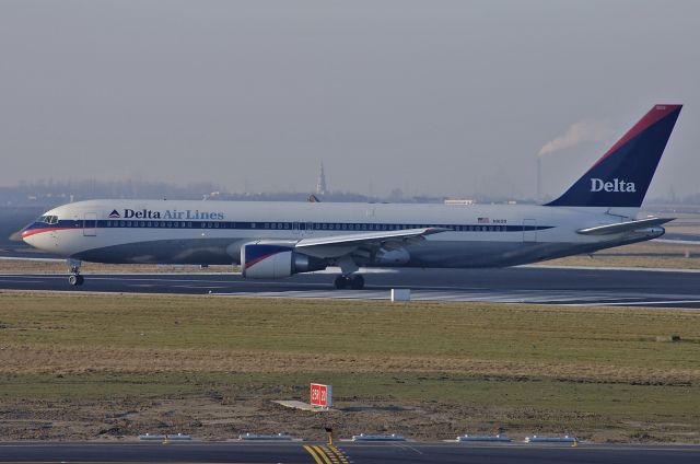 BOEING 767-300 (N1609) - At Brussels - 2005-01-16.