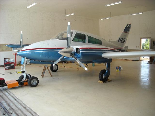 Cessna 310 (N21KB)