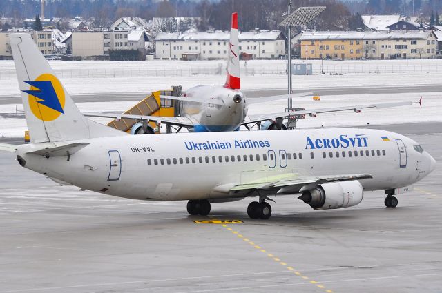 BOEING 737-400 (UR-VVL)