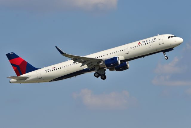 Airbus A321 (N118DY) - 23-L Departure 06-04-21. First pic of this tail # on the database.
