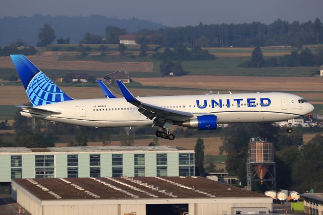 BOEING 767-300 (N664UA)