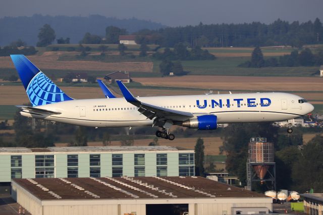 BOEING 767-300 (N664UA)