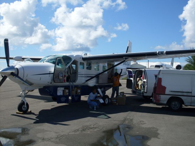 Cessna Caravan (N52JJ) - Unloading cargo in Nassau Bahamas