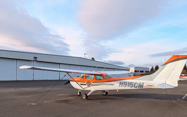 Cessna Skyhawk (N915CM) - At the FlightDogs ramp in Hayward, CA