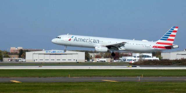 Airbus A321 (N534UW) - About to touch down is this 2009 American Airlines Airbus 321-231 in the Autumn of 2023.