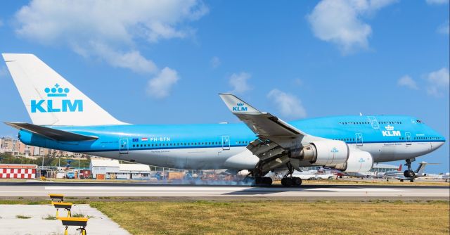 Boeing 747-400 (PH-BFN) - KLM Royal Dutch Airlines Queen of the skys landing with her Boeing 747-400 at TNCM St Maarten.br /This very same aircraft was use for the last commercial landing back on 28-10-2016 before they mae the change over to the direct Airbus A330 flight from St Maarten to Holland.