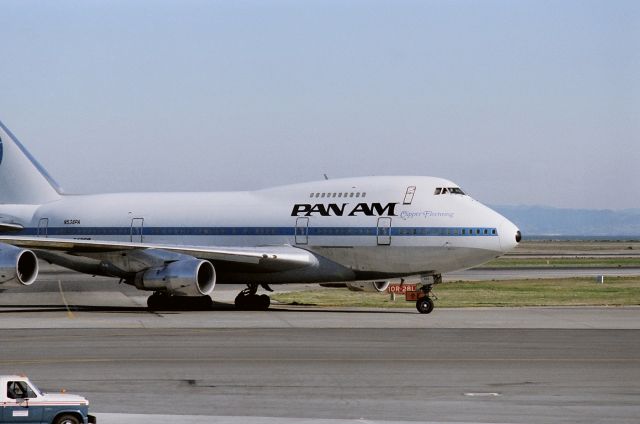 BOEING 747SP (N538PA) - KSFO - Clipper Fleetwing just landed on the 10s and rolling to the gate - late 70s to early 1980s photo from the old Intl terminal at SFO. Bad telephoto lens use,,,sorry