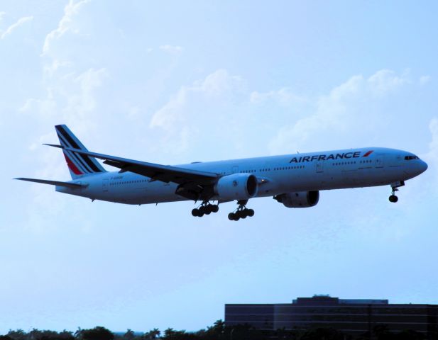 BOEING 777-300ER (F-GSQV) - An AirFrance B777-300ER Reg#F-GSQV"Arriving from Paris,Charles de Gaulle(Roissy){CDG/LFPG}On a Very Hot and Hazy Miami Afternoon