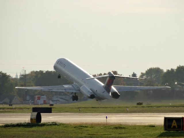 McDonnell Douglas MD-88 (N990DL)