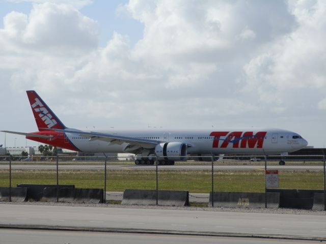 Boeing 777-200 (PT-MUG)