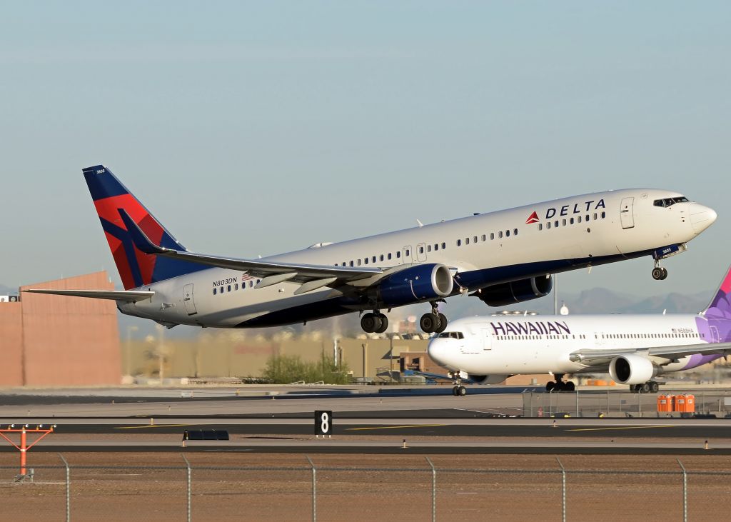 Boeing 737-900 (N803DN)