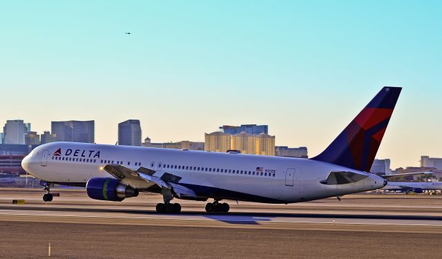 BOEING 767-300 (N121DE) - N121DE Delta Air Lines 1987 Boeing 767-332 C/N 23435  Las Vegas - McCarran International (LAS / KLAS) USA - Nevada, July 21, 2011 Photo: Tomás Del Coro