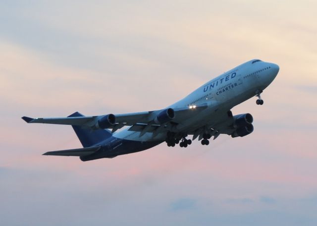 Boeing 747-400 (N194UA) - Military charter to ORD