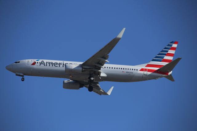 Boeing 737-800 (N963AN)