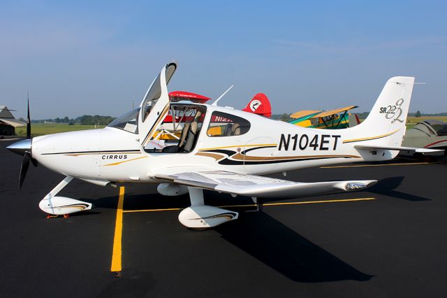 Cirrus SR-22 (N104ET)