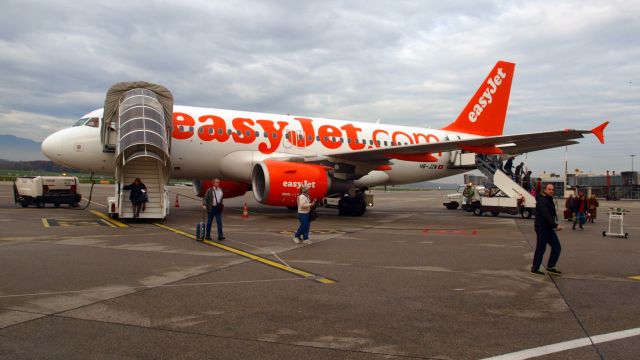 Airbus A319 (HB-JZW) - Brindisi, 4 novembre 2015. Au départ vers Genève, Suisse.