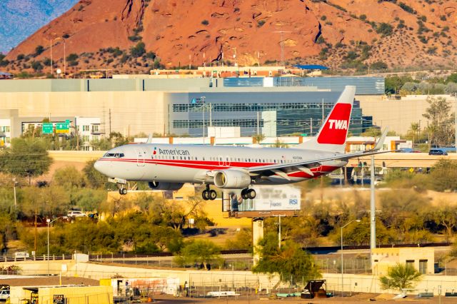 Boeing 737-800 (N915NN) - American Airlines 737-800 in TWA retro livery landing at PHX on 12/17/22. Taken with a Canon R7 and Tamron 70-200 G2 lens.