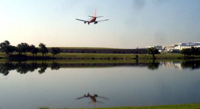 Boeing 737-500 (N510SW) - Southwest N510SW (likely) coming into Dallas Love Field on June 24th, 2009. Reflected on waters of Bachman Lake Park. A scenic place to view traffic going into Love Field.