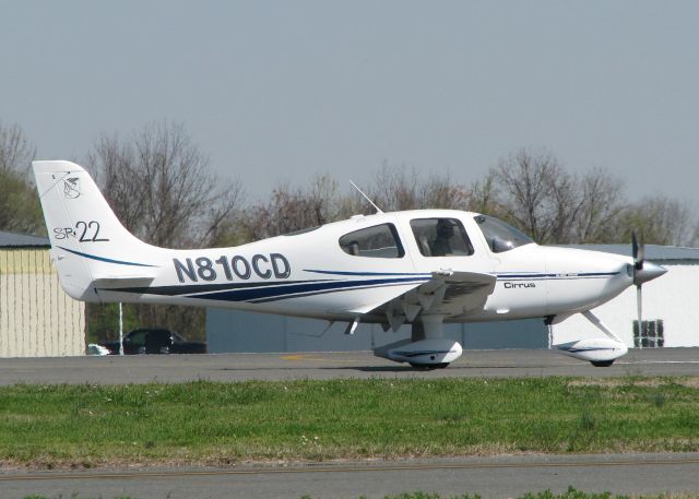 Cirrus SR-22 (N810CD) - Crossing over runway 14 on taxiway Delta at the Shreveport Downtown airport.