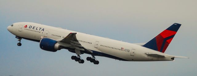 Boeing 777-200 (N703DN) - Taking Clemson to DFW for the 2018 College Football Playoffs.