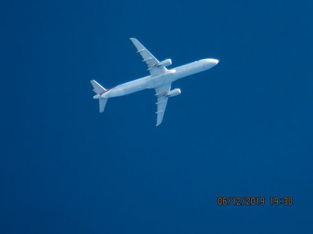 Airbus A321 (N562UW)