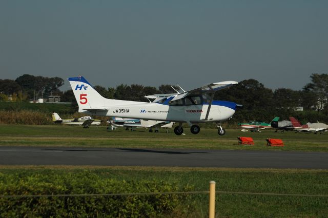 Cessna Skyhawk (JA35HA) - 29.Oct.2011   Honda Airport