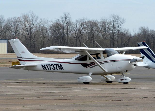 Cessna Skylane (N1737M) - At Shreveports Downtown Airport.