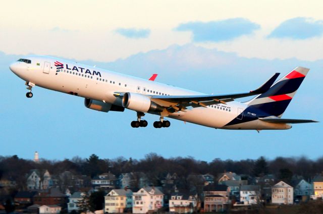 BOEING 767-300 (PT-MSY) - 'TAM 8165' departing to Sao Paulo on 33L