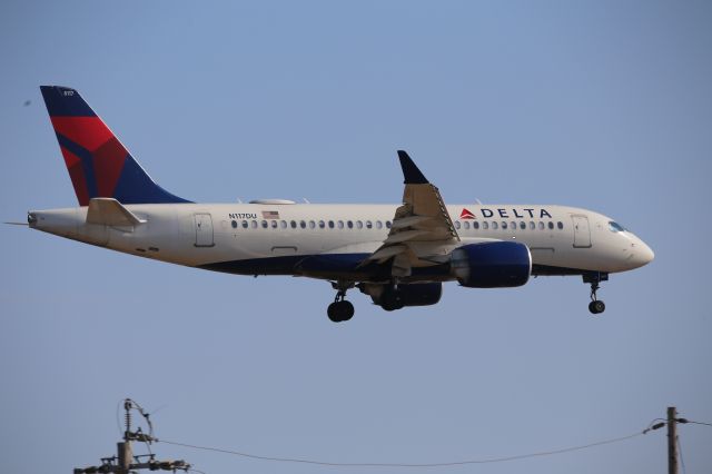 Airbus A220-100 (N117DU)