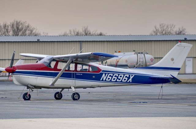 Cessna Centurion (N6696X) - Seen at KFDK on 1/29/2010    a href=http://discussions.flightaware.com/profile.php?mode=viewprofile&u=269247  [ concord977 profile ]/a