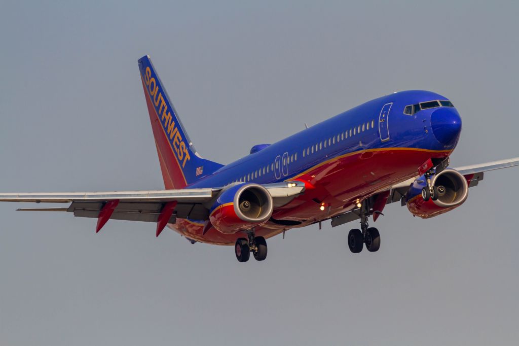 Boeing 737-800 (N8648A)