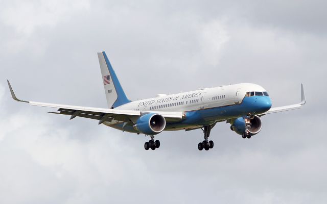 Boeing 757-200 (98-0001) - "sam134" usaf c-32a 98-0001 landing at shannon 23/4/18.