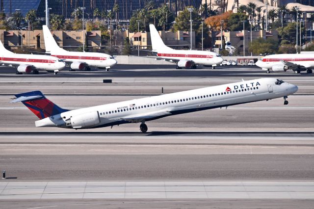 McDonnell Douglas MD-90 (N924DN)