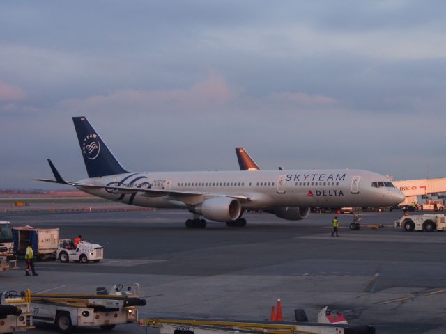 Boeing 757-200 (N722TW) - Morning Rush....