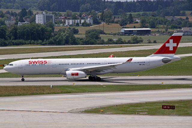 Airbus A330-300 (HB-JHJ)